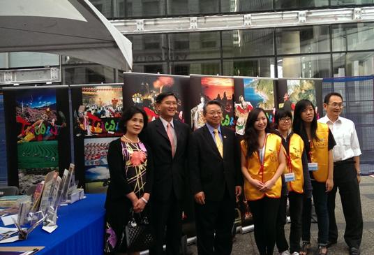 令狐大使偕莊處長夫婦與本處國情攤位志工