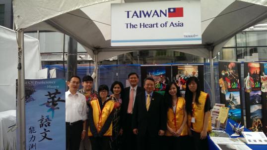 令狐大使偕莊處長夫婦視察本處國情攤位