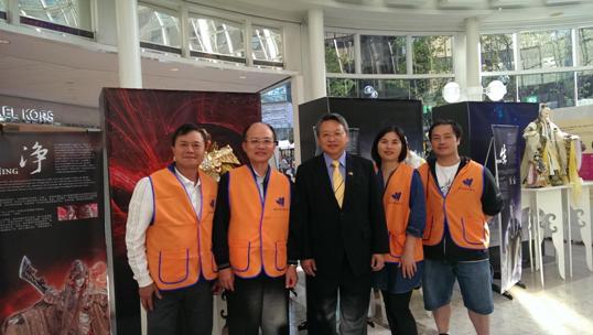 令狐大使參觀霹靂布袋戲攤位