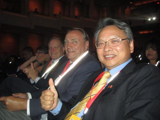 令狐大使與加國聯邦國務部長John Duncan（右2）及國會議員Peter Julian（右3）出席開幕典禮