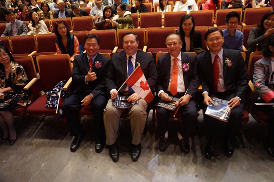 加拿大國防部長兼多元文化部長Jason Kenney、吳國策顧問英毅（右二）、駐溫哥華臺北經濟文化辦事處莊處長恒盛（右一）及白石臺灣同鄉會會長高淮河（左一）併坐觀賞明華園表演