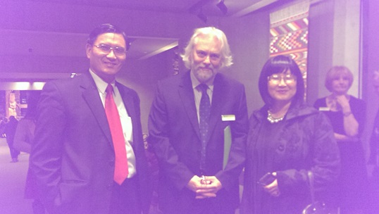 莊處長和館長陪同加國參議員Martin女士欣賞展覽