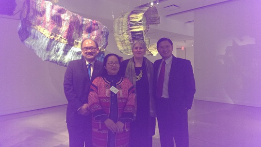 莊處長與卑詩省省議員John Yap(左1)及MOA策展員Jill Baird參觀尤瑪‧達陸的泰雅族織品創作「生命的迴旋」