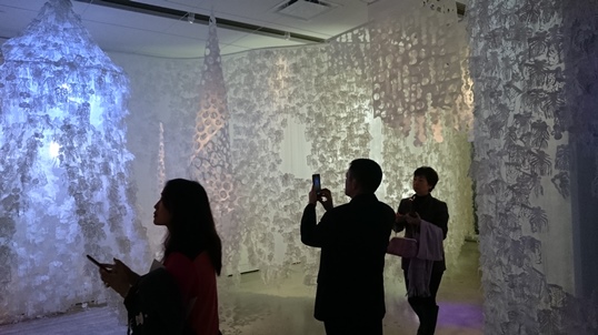 邱雨玟剪紙裝置藝術「水姑娘的繁衍計畫」展場