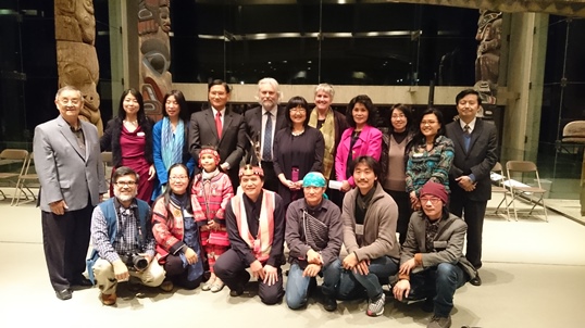 莊處長夫婦、加拿大參議員Yonah Martin(右6)、洛杉磯台灣書院張主任書豹(右1)、我6位參展藝術家、MOA館長Anthony Shelton(左5)等在11月20日晚間開幕現場合影