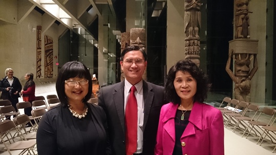 莊處長夫婦歡迎加拿大參議員Yonah Martin(左1)蒞臨開幕活動