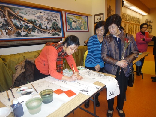 藝術家黃紅梅在場揮毫