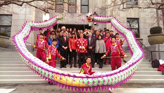 莊處長夫婦陪同卓蘭舞龍隊到溫哥華市政府參訪並演出，受到該市府代理市長Raymond Louie、副市長Andrea Reimer、市議員Geoff Meggs及市府員工熱烈歡迎