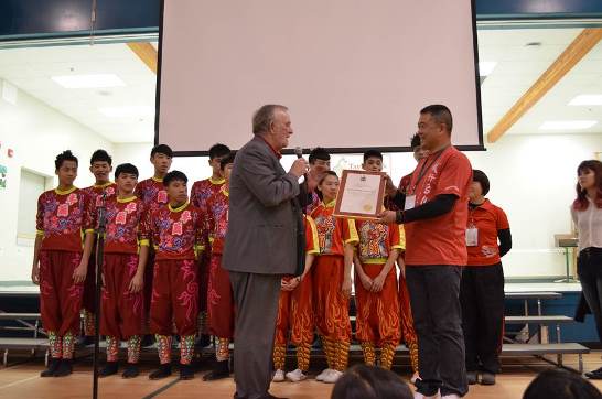 卓蘭中學龍隊訪本拿比演出交流，市長柯瑞根Derek Corrigan頒發感謝狀(世界日報提供)