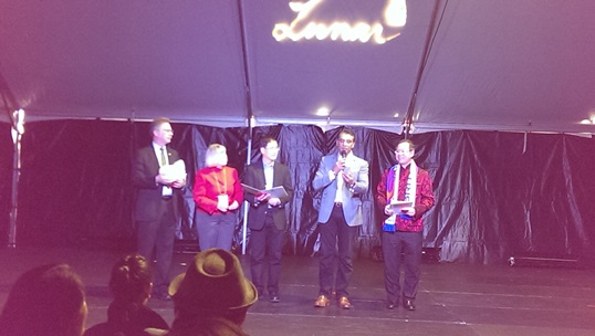 卑詩省科技、創新及公民服務廳長Amrik Virk(右2)宣讀省長Christy Clark賀詞