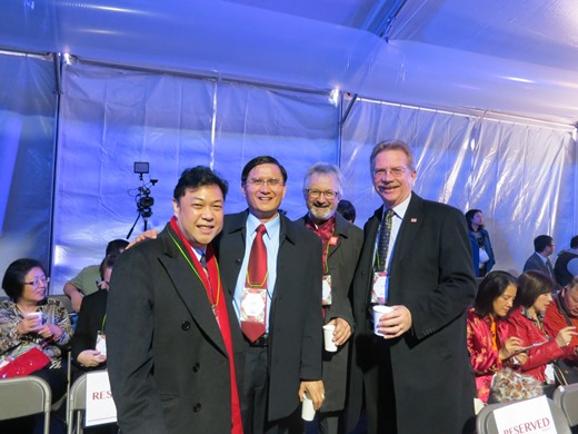 溫哥華市議員Kerry Jang(左1)、Geoff Meggs(右2)、卑詩省議員Marvin Hunt(右1)出席開幕活動