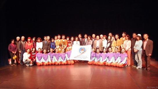 本處莊處長恒盛夫婦與「華岡舞團」全體團員於大溫演出合影