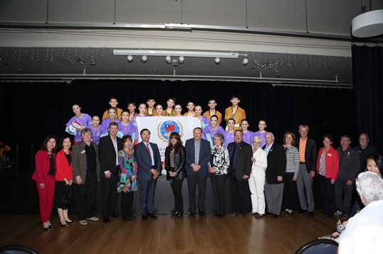 莊處長與加國聯邦國務部長暨執政黨黨鞭John Duncan(第一排中立者)及溫哥華島地區市長等政要及「華岡舞團」合照