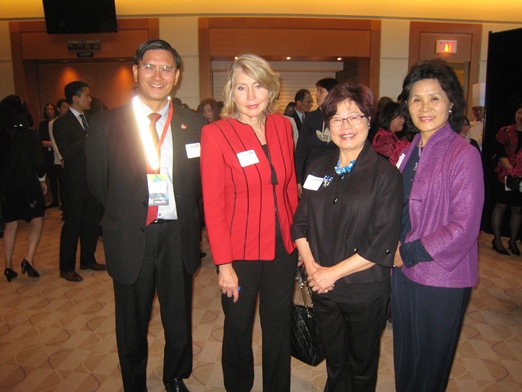 莊處長夫婦與加國長者部部長Alice Wong、美國駐溫哥華總領事Lynne Platt(左一)出席開幕茶會活動