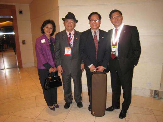 莊處長夫婦與「中加文化經濟協會」理事長李麗裕及應邀於開幕音樂會演奏之小提琴家蘇顯達教授在開幕茶會合影