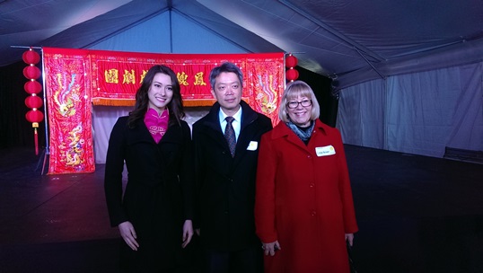 2月13日李處長與卑詩省省議員Linda Remier及2015溫哥華華裔小姐在開幕茶會合影