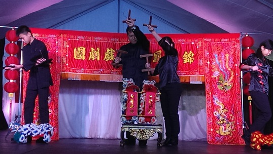 「錦飛鳳傀儡戲劇團」演出舞獅拜年