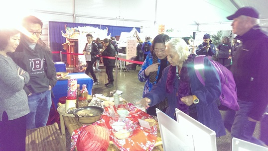 民眾詢問客家擂茶製作過程