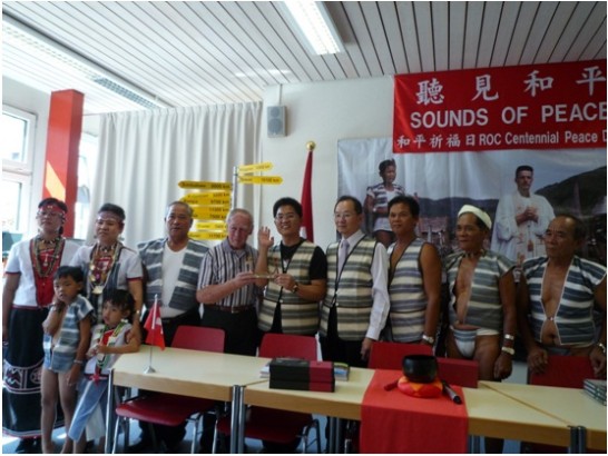 臺東縣黃縣長健庭率達悟族一行與白冷教會Gottfried Vonwyl神父參加建國100年和平祈福日823敲響和平鐘祈福活動