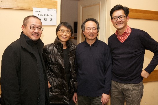 總統夫人於彩排現場與呂紹嘉總監（右二）、大提琴家楊文信（右一）、樂團首席吳庭毓（左一）合影