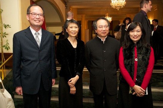 總統夫人與呂紹嘉總監以及章大使夫婦合影