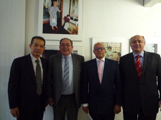 駐瑞士代表處劉大使邦治、巴拉圭公使代辦P. Gonzalez、多明尼加公使代辦J. Alcantara、伯恩邦警局官員J. Kinosita（由左至右）