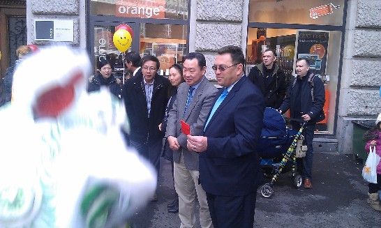 駐日內瓦辦事處俞處長參加我台商珍珠奶茶店於洛桑第二分店開幕剪綵，並陪同沃邦邦議會副議長Laurent Wehrli致贈舞獅紅包。