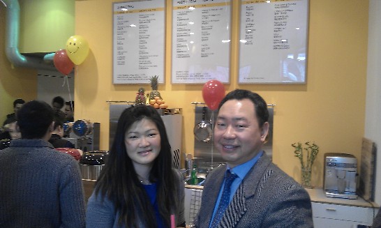 駐日內瓦辦事處俞處長與洛桑台商葛甯卉女士於其「Kony Bubble Tea」店內合影。