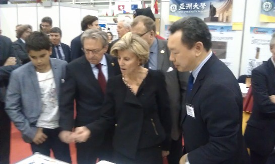 ○4駐日內瓦辦事處俞處長應邀參加第41屆「日內瓦國際發明展」開幕，並於我展區向日內瓦邦邦政府邦務委員Isabel Rochat說明我參展作品。