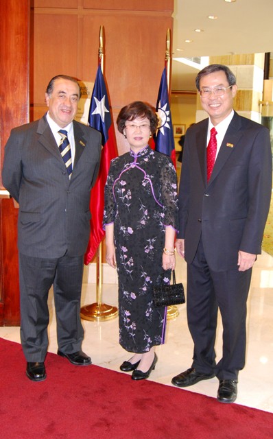 El pasado día viernes 07 de octubre el señor Ismael Wang, Director General de la Oficina Económica y Cultural de Taipei en Chile, junto a los excelentísimos representantes diplomáticos de Taiwán en nuestro país, encabezaron la solemne celebración del Aniversario número cien de la Revolución china de 1911 y la consiguiente Fundación de la República de China. 