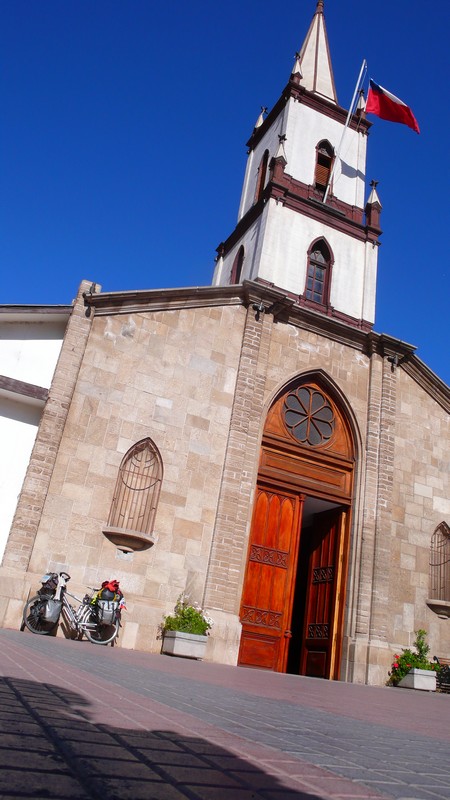 Realizando un admirable viaje de 18 meses de duración ya, el que comenzó en Alaska y que considera trece países en América, el Sr. Strong Wu comparte con nosotros hermosas fotografías de su paso con su bicicleta por el bello norte de Chile; especialmente significativas en el contexto de las celebraciones del Centenario de Taiwán.