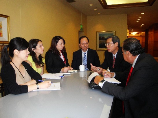 Periodistas entrevistando al Vicepresidente de TAITRA, el señor Wen-Yea Wu, en compañía del Embajador en Chile, el señor Ming-Wen Wang.