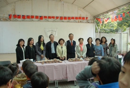 陳大使夫婦與全體老師合影