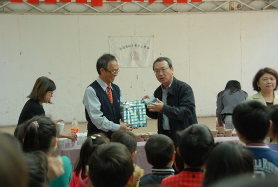 陳大使贈送楊校長由名導演齊柏林空拍之「島嶼-看見台灣」乙書