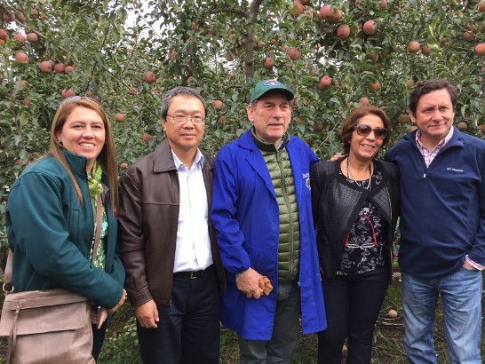 陳大使新東陪同我農委會防檢局人員進行輸臺蘋果查驗