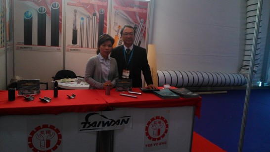 陳大使新東與我參展廠商益陽公司人員合影