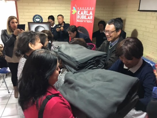 陳大使新東與慈濟人員共同發放賑災物資