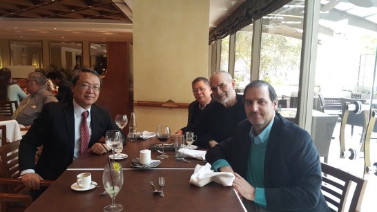 陳大使(左)、智利大學新聞系主任Laureano Checa(右一)及BAFOCHI團長Pedro Gajardo Escobar (右中)