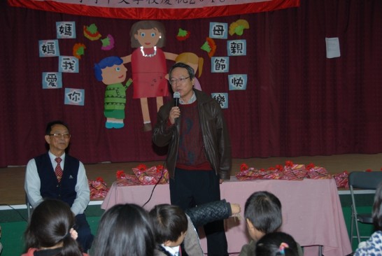 楊校長思棣(左一)、陳大使(右)致詞