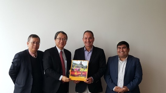 陳大使(中左)、FEDETUR秘書長Diego José Fernández Undurrag(右中)