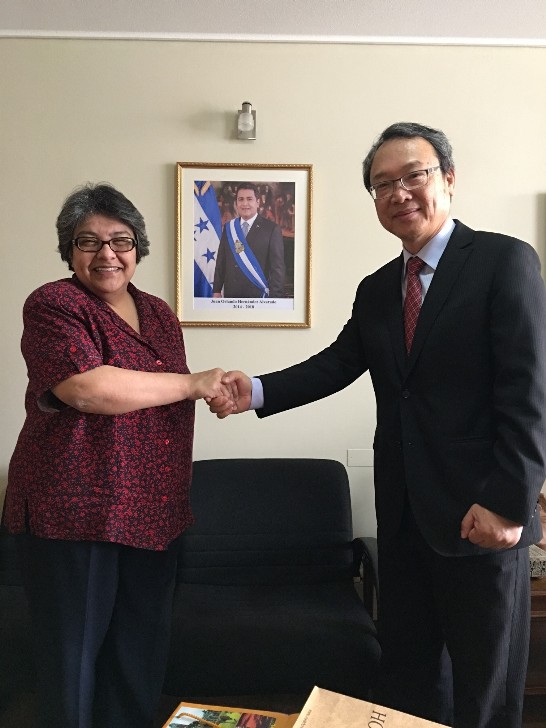 大使新東拜會宏都拉斯駐智利大使María Antonia Navarro