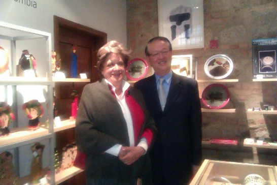 湯代表與國家博物館館長 Maria de Robayo合影