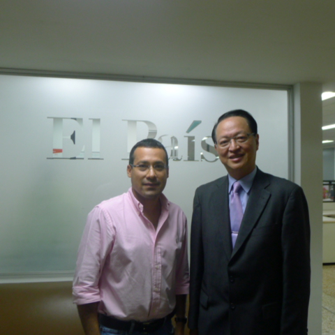 湯代表與El País報社體育版主編Cesar James Polania合影