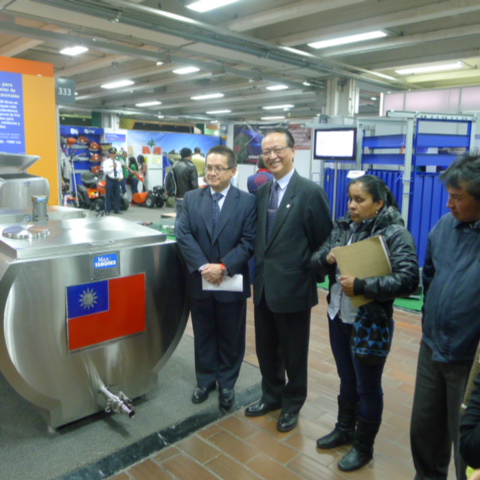 湯代表繼仁與哥國參議院第一副議長Guillermo García共同捐交牛奶冷藏櫃予哥國酪農協會