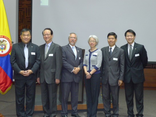 湯代表與華航美洲地區貨運中心董事長衛世中等人合影