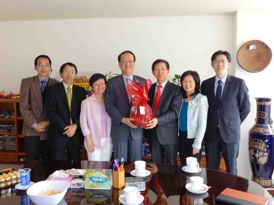 湯代表及同仁與台商陳獻斌合影