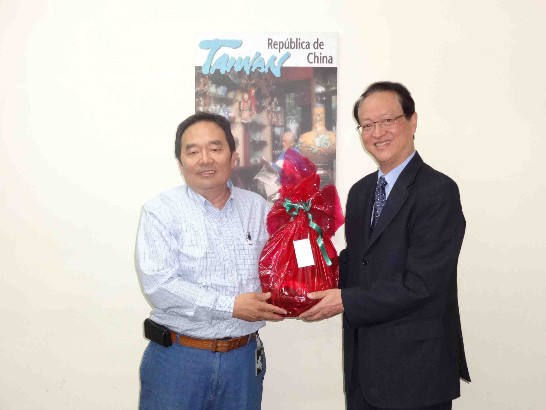 湯代表與台商潘振中合影