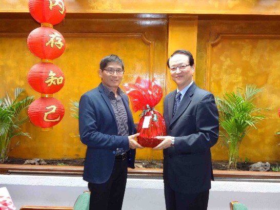 湯代表與台商游信元合影