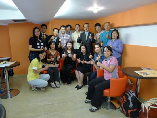湯代表與旅委僑胞合影