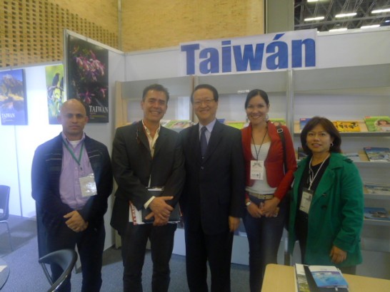 湯代表在我型錄展攤位與參觀廠商合影